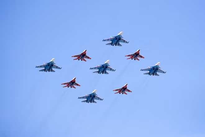 Các tiêm kích MiG-29 và Su-30 thuộc các đội bay biểu diễn của không quân Nga bay tạo hình trên bầu trời Moscow. Các phi công này đã phải luyện tập trong nhiều tháng liên tiếp để có màn bay mãn nhãn tại lễ duyệt binh.
