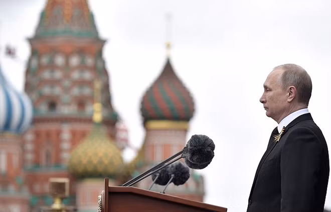 Tổng thống Putin phát biểu tại Quảng trường Đỏ ngày 9-5. Ảnh: TASS