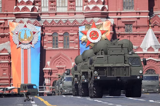 Tổ hợp tên lửa S-400 Triumf, vũ khí phòng không tầm xa chủ lực của quân đội Nga hiện nay. S-400 có khả năng phát hiện mục tiêu cách xa 600 km, cao 40–50 km và theo dõi để tấn công cùng lúc nhiều mục tiêu.
