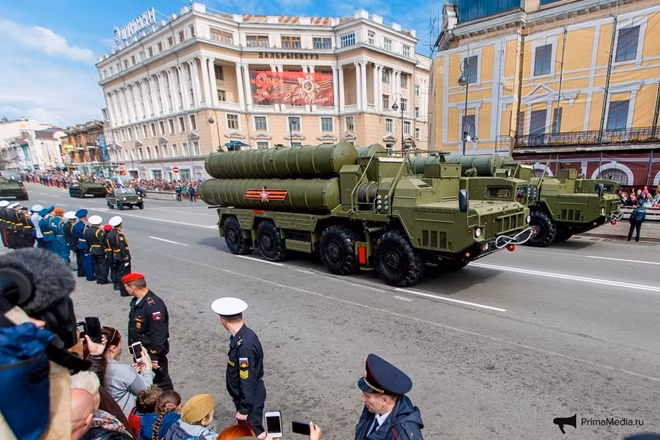 Hệ thống tên lửa phòng không S-300 tối tân di chuyển trên đường phố Vladivostok.