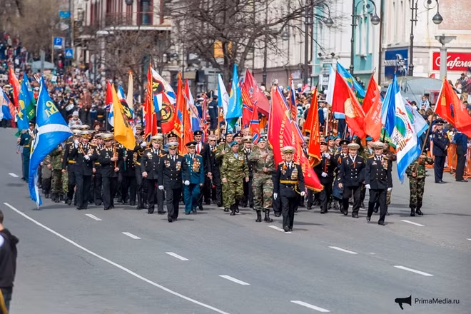 Theo truyền thông địa phương, khoảng 1.500 quân nhân Nga đã tham gia duyệt binh mừng chiến thắng tại Vladivostok cùng các thiết bị quân sự hiện đại.