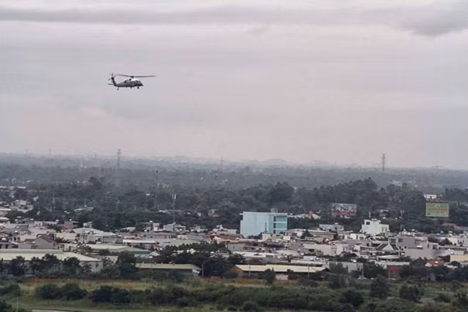 Chiếc Marine One bay lượn trên không trung.