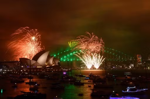 Pháo hoa thắp sáng trên bầu trời Nhà hát Opera Sydney tại bến cảng Sydney, Australia từ tối ngày 31-12.