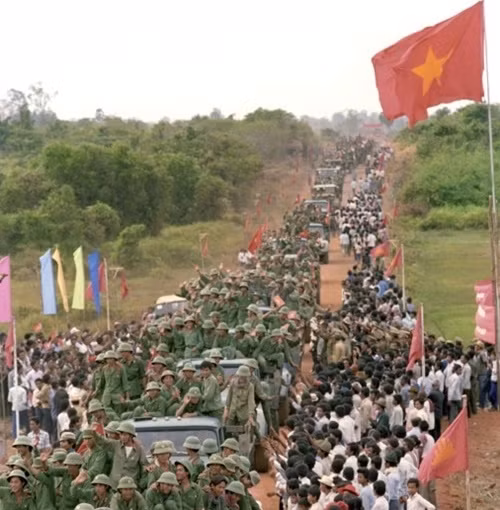 Người dân Campuchia đứng hai bên đường vẫy chào, chia tay quân tình nguyện Việt Nam về nước năm 1989. Người dân Campuchia đứng hai bên đường vẫy chào, chia tay quân tình nguyện Việt Nam về nước năm 1989.