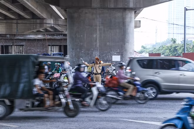 Tuy nhiên, tình trạng tắc đường nghiêm trọng đã không xảy ra nhờ có sự xuất hiện kịp thời của lực lượng CSGT thủ đô. Trung tá Đỗ Trọng Tuân, Phó Đội trưởng Đội CSGT số 14 cho biết, từ ngày 31-8, đội đã huy động 100% cán bộ chiến sỹ chốt trực tại các điểm nóng để phân luồng giao thông, cũng như xử lý tình huống bất ngờ.