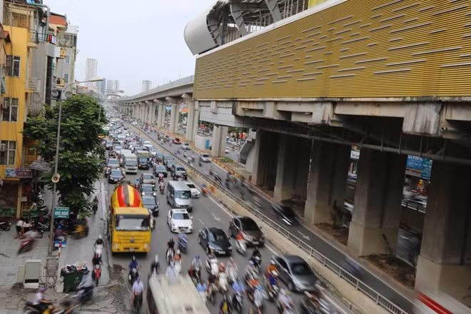 Trên nhiều tuyến đường dẫn ra các cửa ngõ thành phố, lưu lượng giao thông đã liên tục tăng cao. Trong ảnh là dòng xe di chuyển gần ngã tư Nguyễn Trãi - Khuất Duy Tiến.