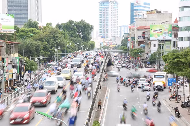 Chiều 31-8 đến sáng 1-9 là thời điểm người dân rời Thủ đô Hà Nội để bắt đầu kỳ nghỉ lễ kéo dài 3 ngày. Lúc này, áp lực giao thông sẽ đổ dồn về các khu vực cửa ngõ Thủ đô đặc biệt là cửa ngõ phía Tây nơi có bến xe Mỹ Đình và cửa ngõ phía Nam nơi có bến xe Giáp Bát và bến xe Nước Ngầm.