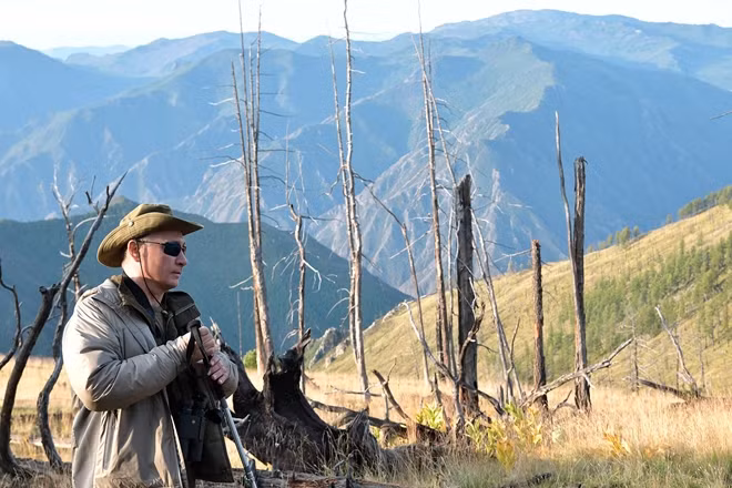Ông Putin cũng nổi tiếng là người yêu thiên nhiên, đặc biệt là tại Siberia, một vùng lãnh thổ đặc biệt của nước Nga, là nơi sinh sôi, nảy nở của hàng trăm ngàn loại thảo mộc, thú vật hoang dã và độc đáo.