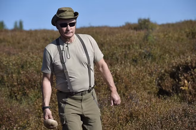 Tổng thống Putin hứng khởi khi hái được một cây nấm to trong chuyến nghỉ dưỡng đặc biệt.
