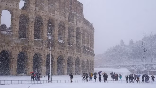 Tại thủ đô Rome của Italy, tuyết rơi dày khiến các hoạt động giải trí đình trệ nghiêm trọng. Các đoàn tàu cũng phải ngừng hoạt động vì đầu máy và đường ray đều bị tuyết bao phủ.