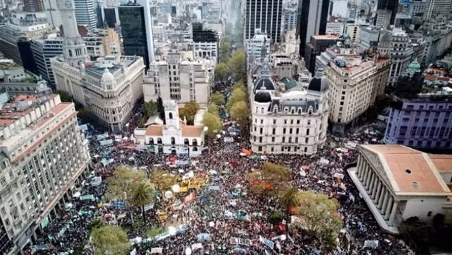 Người dân Argentina đổ ra kín quảng trường trung tâm ở thủ đô Buenos Aires để phản đối khoản vay. Ảnh: EPA