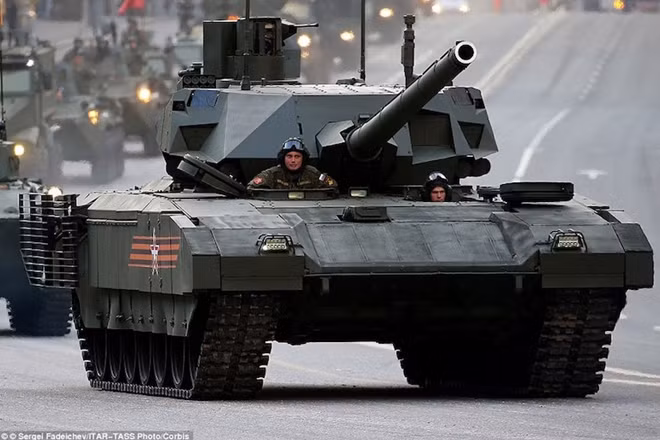 Siêu tăng Armata di chuyển trên đường phố Nga. Ảnh: TASS