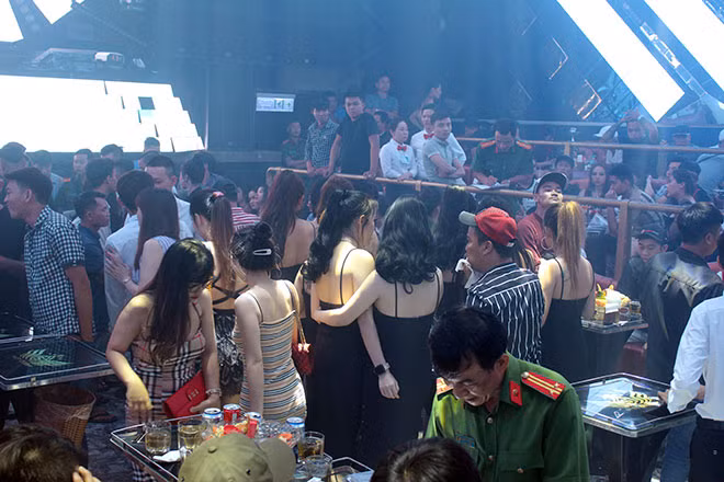 Lực lượng Công an kiểm tra quán bar ST Club - Làn Sóng Trẻ ở Biên Hoà và hiện hơn 200 người dương tính với chất ma túy.