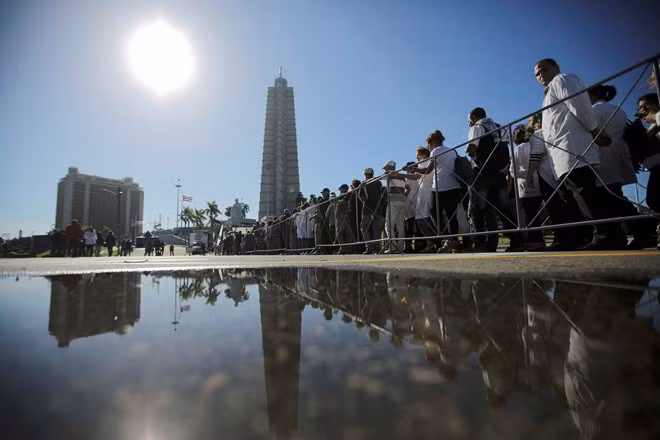 Quảng trường Cách mạng ở Havana chật kín người tới viếng ông Fidel Castro, nơi đây từng chứng kiến nhiều bài phát biểu hùng hồn trước hàng triệu người dân. Ảnh: Reuters.