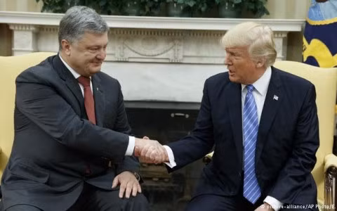 Tổng thống Mỹ Donald Trump tiếp người đồng cấp Ukraine Poroshenko. Ảnh: AP