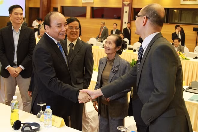 Thủ tướng Nguyễn Xuân Phúc gặp mặt các chuyên gia kinh tế thế giới và Việt Nam.