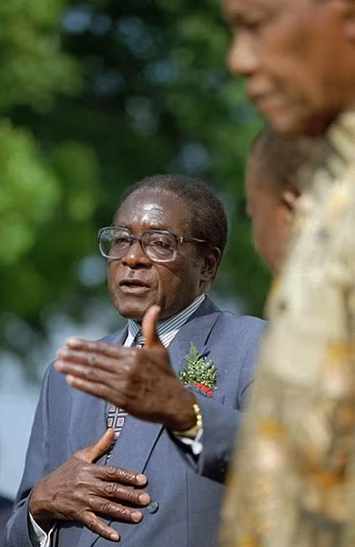 Cùng thời điểm này, ông Mugabe đã nhen nhóm ý tướng về một cuộc cải cách đất đai, mà theo đó, những người da trắng tại Zimbabwe phải chia sẻ với những người bản địa. Cùng thời điểm này, ông Mugabe đã nhen nhóm ý tướng về một cuộc cải cách đất đai, mà theo đó, những người da trắng tại Zimbabwe phải chia sẻ với những người bản địa.