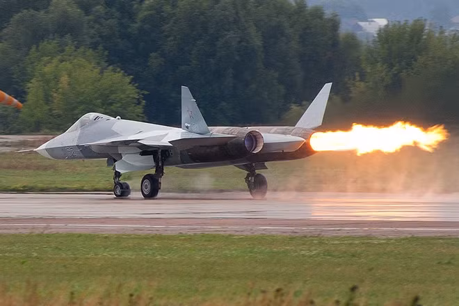 Lửa phụt ra từ đuôi một chiếc Su-57 trong chuyến bay thử cách đây không lâu. Ảnh: ITN