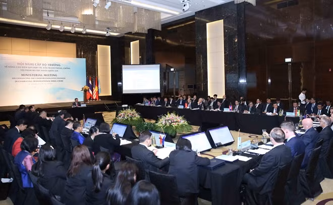 Các đại biểu dự phiên toàn thể Hội nghị trước đó.