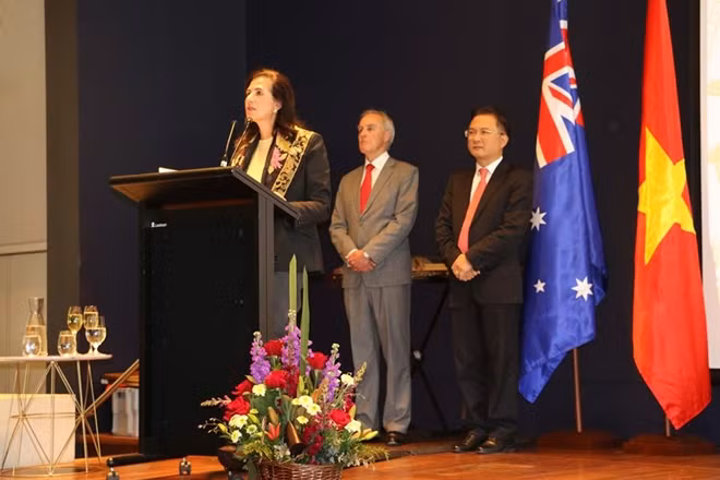 "Bộ Ngoại giao Australia tham dự ở cấp bộ trưởng, cao hơn nhiều so với thông lệ; thể hiện quan hệ hai nước đang phát triển tốt đẹp", Đại sứ Nam cho biết về buổi lễ trên Facebook cá nhân. Ảnh: Facebook/Ngo Huong Nam.