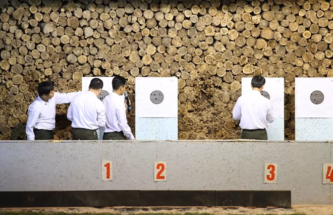 Các trọng tài kiểm tra kết quả sau một lượt bắn. Mỗi lượt thi xạ thủ được bắn 20 viên, trong đó 5 viên thử bắn trước và 15 viên tính điểm.