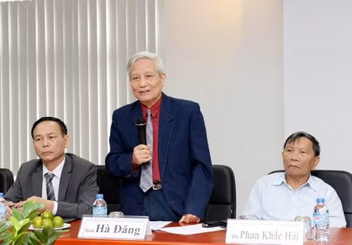 Nhà báo lão thành Hà Đăng phát biểu tại Tọa đàm. Nhà báo lão thành Hà Đăng phát biểu tại Tọa đàm.