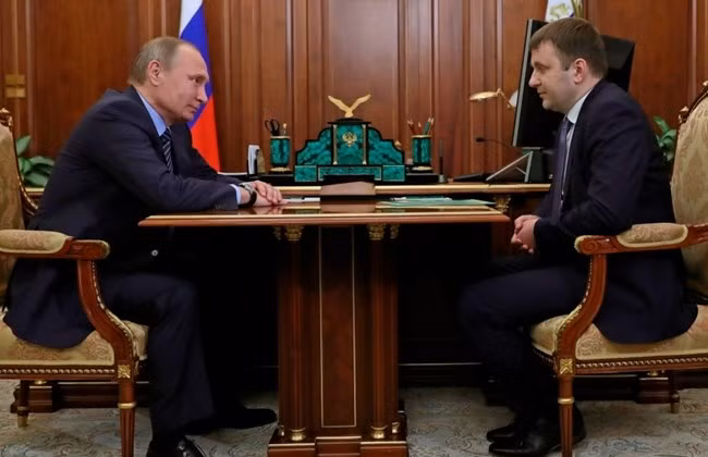 Tổng thống Nga Vladimir Putin và ông Maxim Oreshkin trong một buổi gặp mặt. Ảnh: TASS