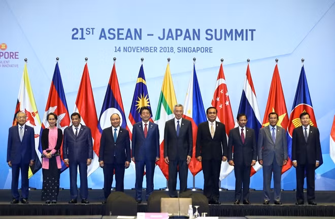 Thủ tướng Nguyễn Xuân Phúc, Thủ tướng Nhật Bản Shinzo Abe và lãnh đạo các nước ASEAN tại sự kiện. Ảnh: Thống Nhất/TTXVN