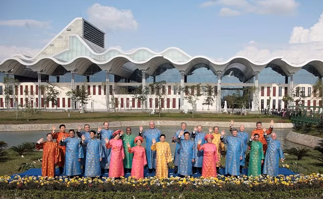 Lãnh đạo các nền kinh tế thành viên APEC dự Hội nghị Cấp cao APEC năm 2006 ở Hà Nội.