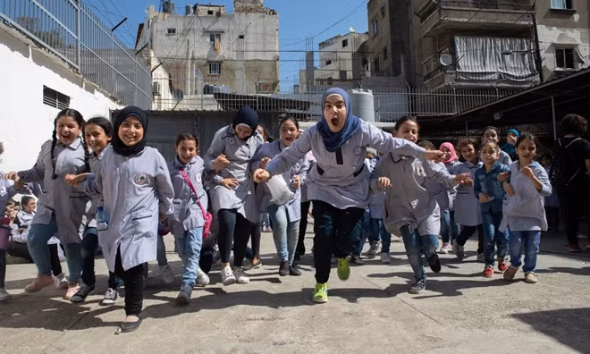 Những hình ảnh trẻ tị nạn Syria nằm ngủ vật vờ trên đường phố hay cạnh những bụi cây rừng hoang vu lâu nay khiến cả thế giới chạnh lòng khi vô tình nhìn thấy. Tuy nhiên, mới đây, cảnh tượng đau lòng ấy phần nào đã được giải quyết với sự hỗ trợ của cộng đồng quốc tế, khi một số ít các em đã được tới trường, được vui vẻ bên bạn bè trong hạnh phúc vỡ òa.