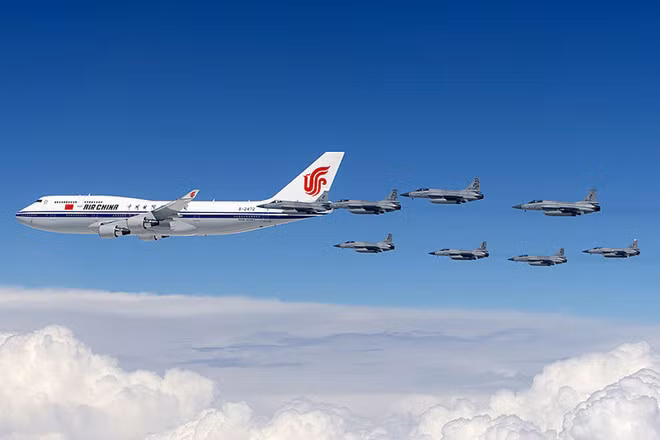Máy bay Boeing 747 của Air China được hộ tống trong một chuyến công du của Chủ tịch Tập Cận Bình đến Pakistan. Ảnh: Xinhua