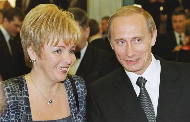 Tổng thống Putin cùng người vợ cũ, bà Lyudmila Ocheretnaya, tại lễ nhậm chức ngày 7-5-2000. Nhiều người cho rằng, việc Tổng thống đầu tiên của nước Nga Boris Yeltsin bất ngờ từ chức và chuyển giao quyền điều hành đất nước cho vị thủ tướng trẻ tuổi đã giúp ông Putin chứng minh được năng lực trước người dân và giành số phiếu bầu áp đảo trong cuộc bầu cử vào năm 2000.