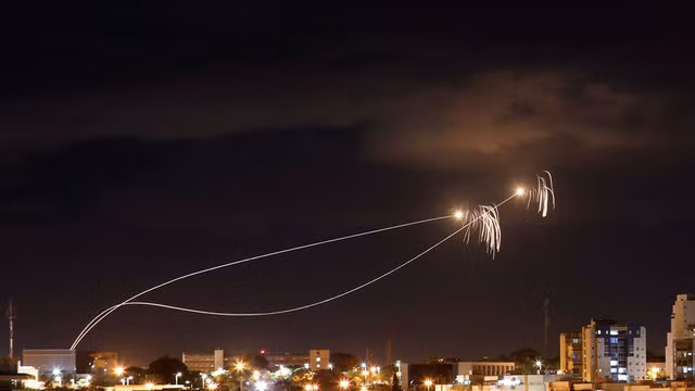 Hình ảnh được cho là của tên lửa Israel bắn lên không trung để đánh chặn rocket của Hamas. Ảnh: RT