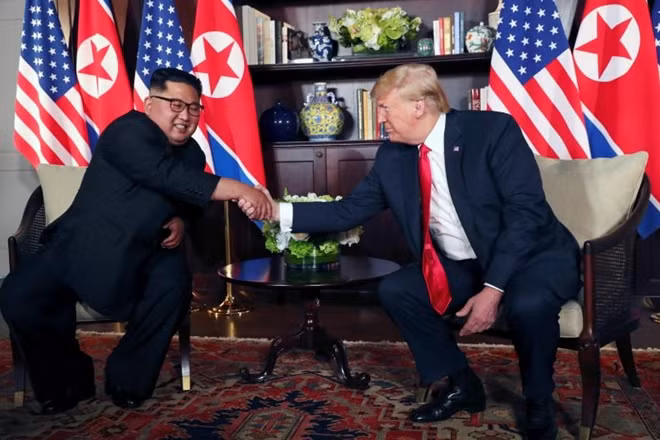 Ngay sau đó, hai nhà lãnh đạo đã có cuộc gặp kín trong vòng 45 phút. Trong căn phòng với những lá cờ Mỹ và Triều Tiên sau lưng, ông Kim Jong-un đã tươi cười và phát biểu, Tổng thống Mỹ giơ ngón tay cái tỏ ý đồng tình. Họ lại bắt tay trong không khí đầy thân thiện.