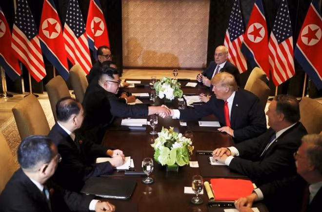 Kế tiếp đó, hai bên đã ngồi vào bàn đàm phán cùng cố vấn của hai bên. Đi cùng ông Trump là Ngoại trưởng Mike Pompeo, Cố vấn An ninh quốc gia John Bolton và Chánh Văn phòng Nhà Trắng John Kelly. Phía Triều Tiên có ông Kim Yong-chol, Ngoại trưởng Ri Yong-ho và ông Ri Su-yong.