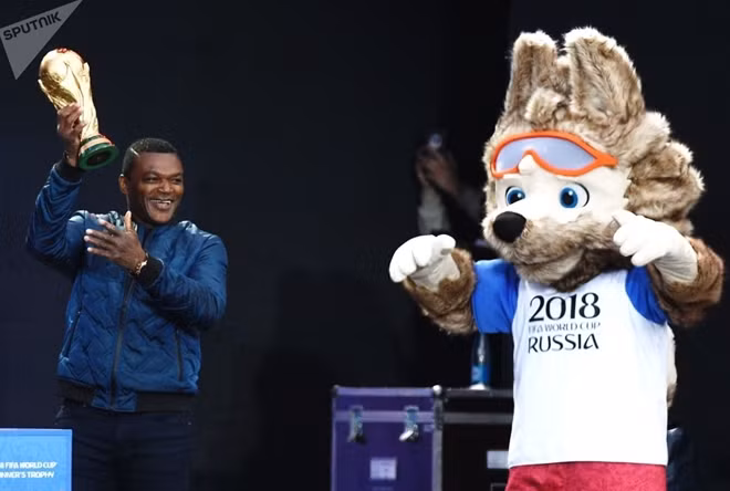 Chú sói Zabivaka - linh vật của mùa giải đã được nước chủ nhà Nga lựa chọn xuất hiện tại sự kiện bên danh thủ người Pháp Marcel Desailly tại lễ hội dành riêng cho người hâm mộ World Cup tại Đồi chim sẻ.