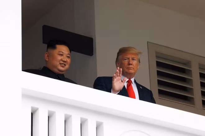 Sau cuộc gặp riêng, hai nhà lãnh đạo đã ra hành lang và chào giới báo chí. Ông Kim nói với ông Trump thông qua phiên dịch viên rằng: "Tôi nghĩ toàn thế giới đang theo dõi khoảnh khắc này. Nhiều người trên thế giới sẽ nghĩ rằng điều này giống như một bộ phim khoa học viễn tưởng".