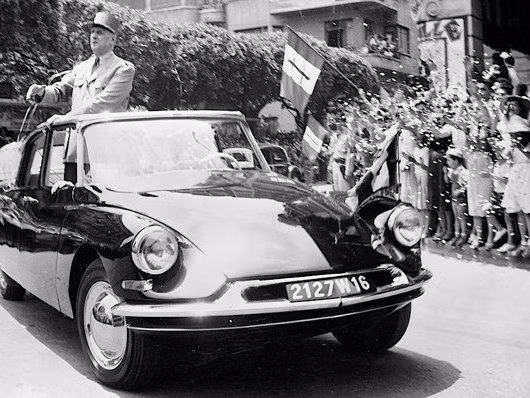 Ông De Gaulle di chuyển trên một chiếc xe. Ảnh: Pinterest