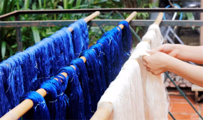 Kỹ thuật nhuộm thủ cộng, pha trộn sợi đặc biệt tạo ra màu sắc đặc trưng của trang phục với hai màu nổi bật: trắng ngà, xanh nước biển, đem lại sự sang trọng, nền nã cho trang phục.