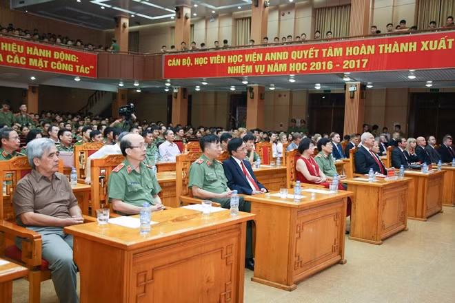 Đại sứ Nga tại Việt Nam Konstantin Vasilievich Vnukov và Trung tướng Nguyễn Văn Ngọc, Giám đốc Học viện ANND đã tham dự chương trình.
