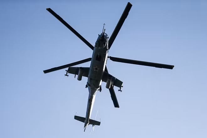 Trước đó, trực thăng tấn công Mi-24 đã nhận lệnh tấn công kẻ thù mô phỏng bằng pháo tự động và tên lửa.