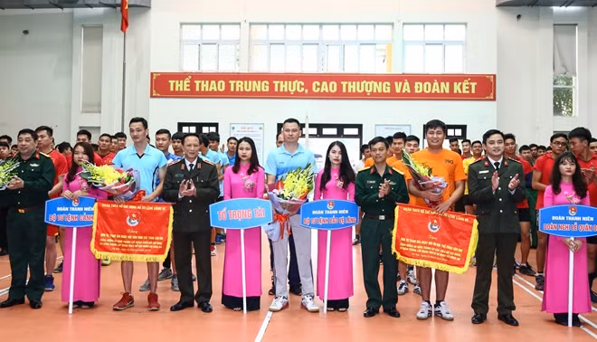 Thiếu tướng Phạm Tiến Cương, Phó Tư lệnh phụ trách Bộ Tư lệnh Cảnh vệ cùng các đại biểu tặng hoa, cờ cho các đội thi thấu.