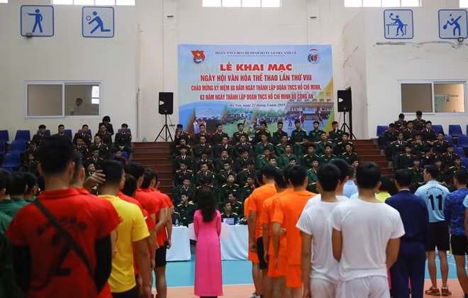 Lễ khai mạc sáng 22-3 thu hút sự quan tâm đông đảo của tuổi trẻ các đơn vị có đội tuyển tham dự ngày hội.
