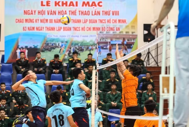 Khoảnh khắc thi đấu nỗ lực của vận động viên hai đội bóng chuyền Bộ Tư lệnh Cảnh vệ và Bộ Tư lệnh Bảo vệ Lăng Chủ tịch Hồ Chí Minh.