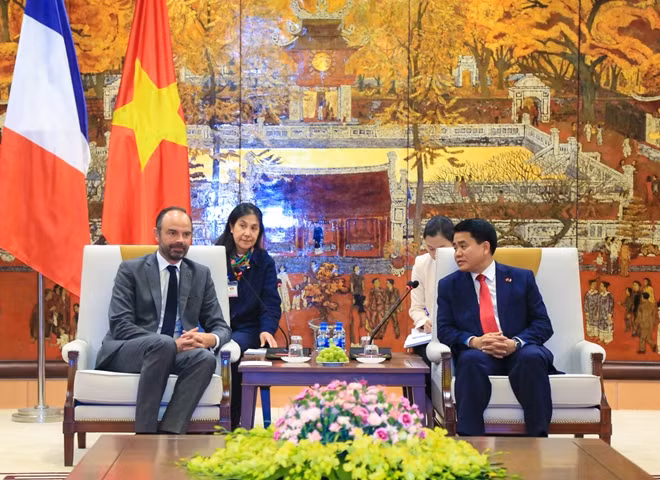 Tối 3-11, tại trụ sở UBND thành phố Hà Nội, Thủ tướng Pháp Édouard Philippe đã có cuộc gặp với Chủ tịch UBND thành phố Hà Nội Nguyễn Đức Chung. Hai bên đã thảo luận về việc phát triển cơ sở hạ tầng cũng như trao đổi về các mặt hợp tác của Hà Nội với các địa phương của Pháp.
