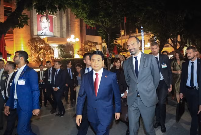 Sau cuộc gặp, Thủ tướng Pháp Édouard Philippe cùng Chủ tịch UBND thành phố Hà Nội dạo quanh bờ hồ Hoàn Kiếm.