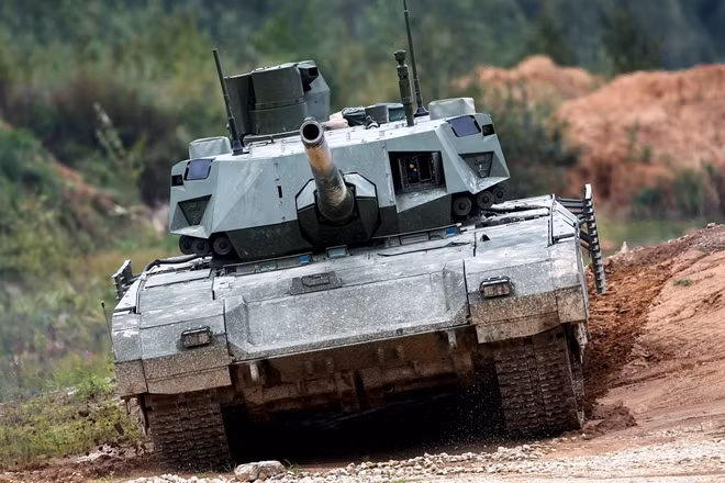Tăng T-14 Armata di chuyển trên bùn lầy ở thao trường Alabino, Moscow. Ảnh: ITN