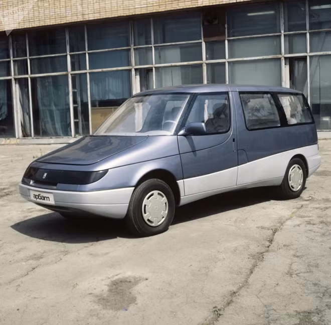 Mẫu xe 7 chỗ rộng rãi Moskvich-2139 Arbat màu xanh lam và bạc này có phần khung thân bằng sắt và ốp các tấm nhựa với nội thất có thể thay đổi được. Nó được nhà máy sản xuất xe hơi AZLK phát triển.