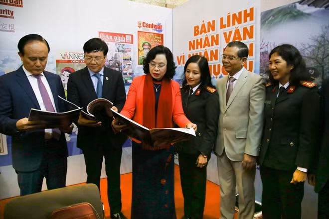Thượng tá Nguyễn Thuý Quỳnh, Phó Tổng Biên tập Báo Công an nhân dân giới thiệu về các ấn phẩm của Báo với các đại biểu.