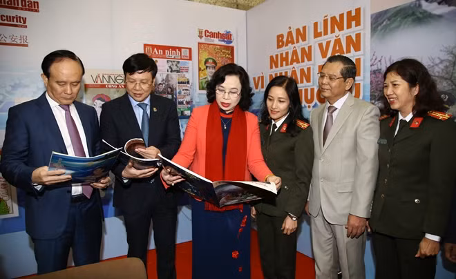 Lãnh đạo thành phố Hà Nội, Hội Nhà báo Việt Nam và Hội Nhà báo thành phố Hà Nội thăm quan gian trưng bày của Báo CAND.
